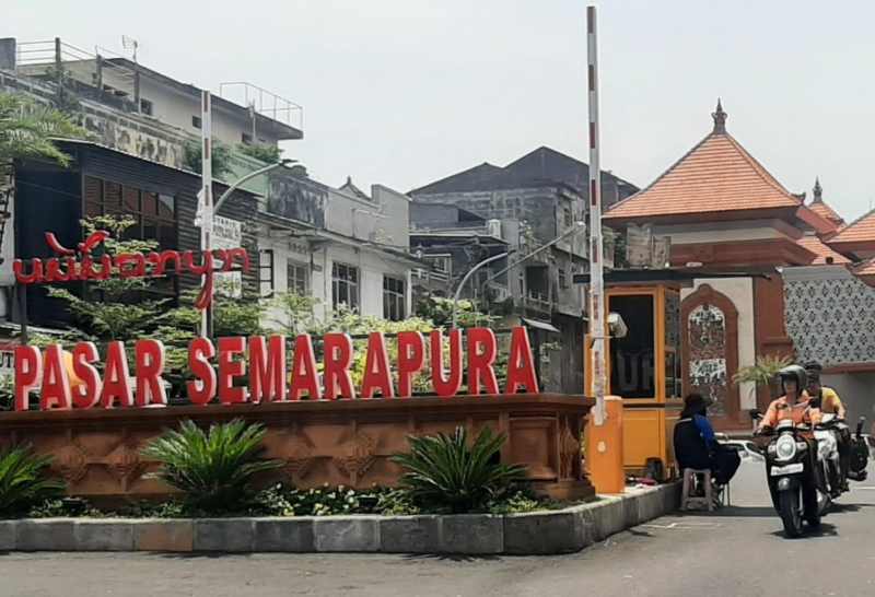 CUKUP EFEKTIF: Parkir toll gate di Pasar Umum Semarapura ini menaikkan pendapatan. (dewa ayu pitri arisanti/radar bali)
