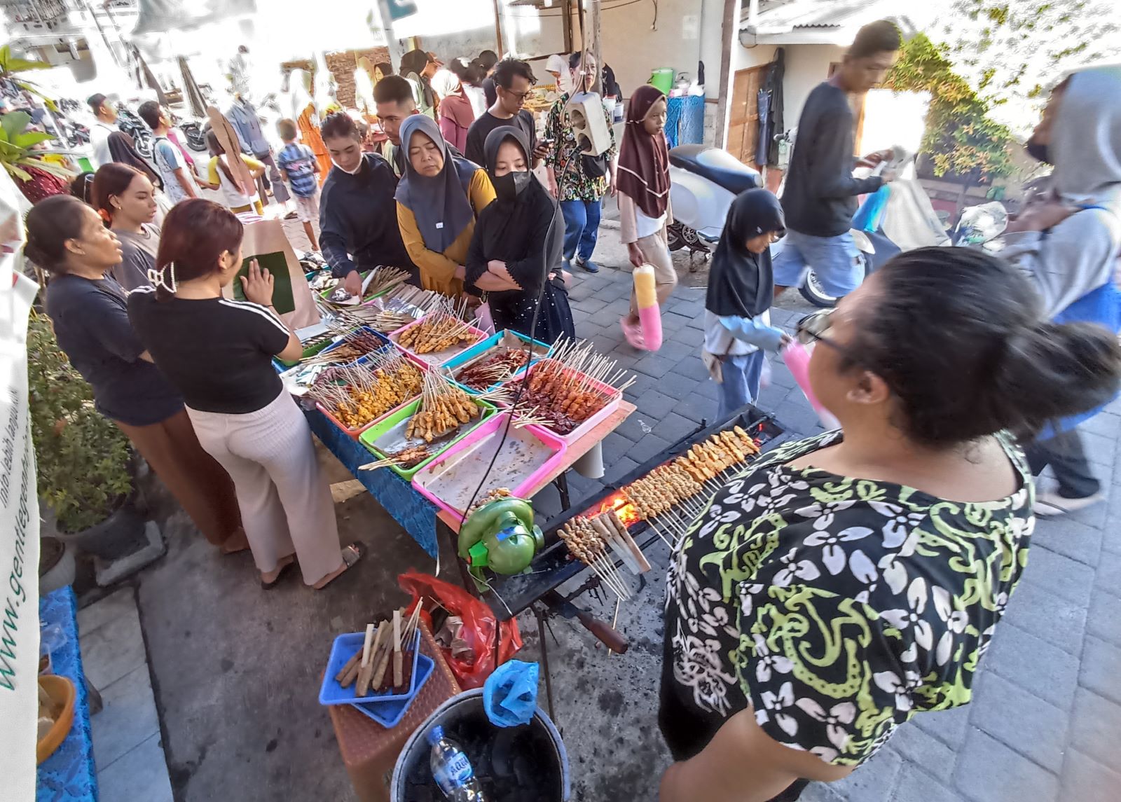 MENU BUKA PUASA: Pedagang sate susu di PasarTakjil Ramadan Kampung Jawa Denpasar diserbu konsumen yang cari untuk menu buka puasa.