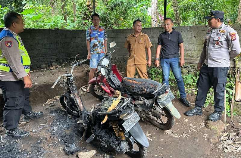 OLAH KEJADIAN PERKARA : Polisi melakukan olah TKP di lokasi terbakarnya tiga sepeda motor di Banjar Dinas Antapura, Desa Tejakula, Kecamatan Tejakula, Buleleng. (Foto: Polres Buleleng untuk Radar Bali