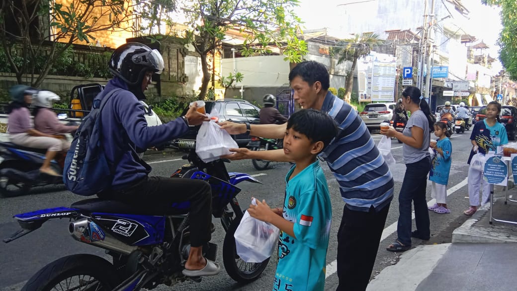 BERBAGI: 365 Kotak Nasi Dibagikan Keluarga Besar Naga Laut Taekwondo Club.