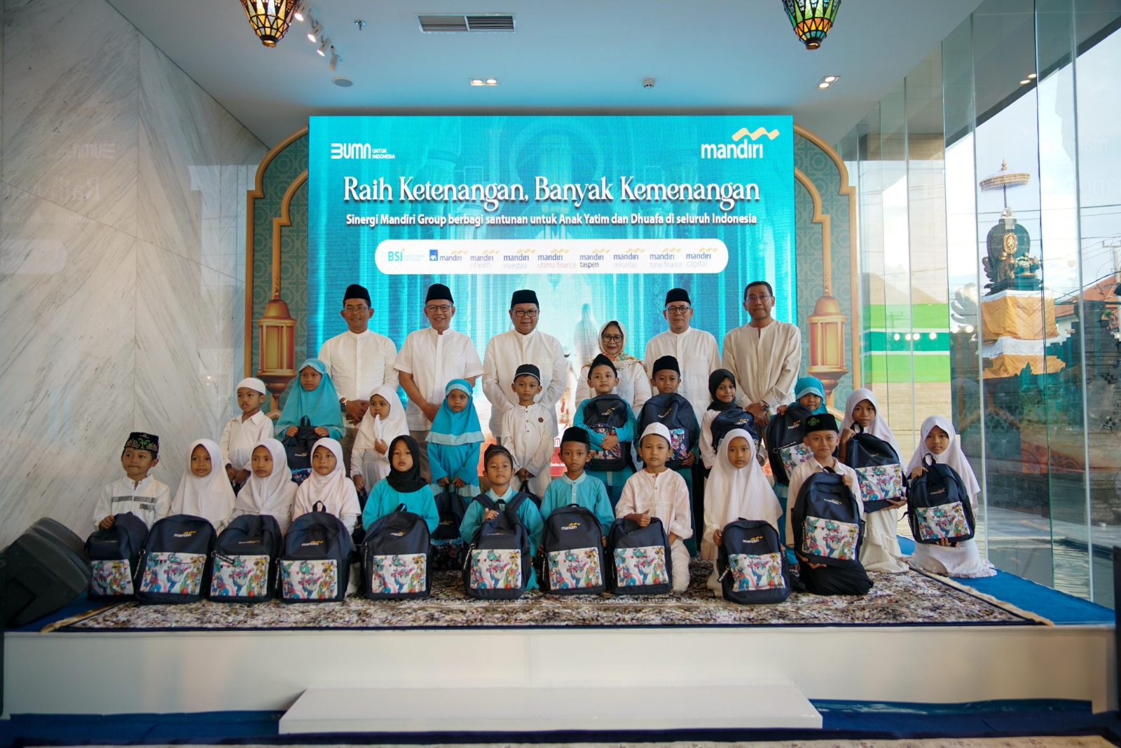 SOSIAL: Safari Ramadan dan Penyerahan Santunan kepada Anak Yatim Bank Mandiri Group bersama Ustadz Othman Omar Shihab di Denpasar, Senin (10/3/2025).