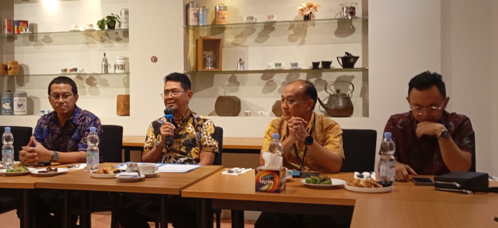 OPTIMAL: Regional CEO Bank Mandiri wilayah Bali - Nusra Winardi Legowo (dua dari kiri), saat buka puasa bersama awak media di Denpasar, Selasa (11/3/2025). (Rosihan Anwar/Radar Bali)