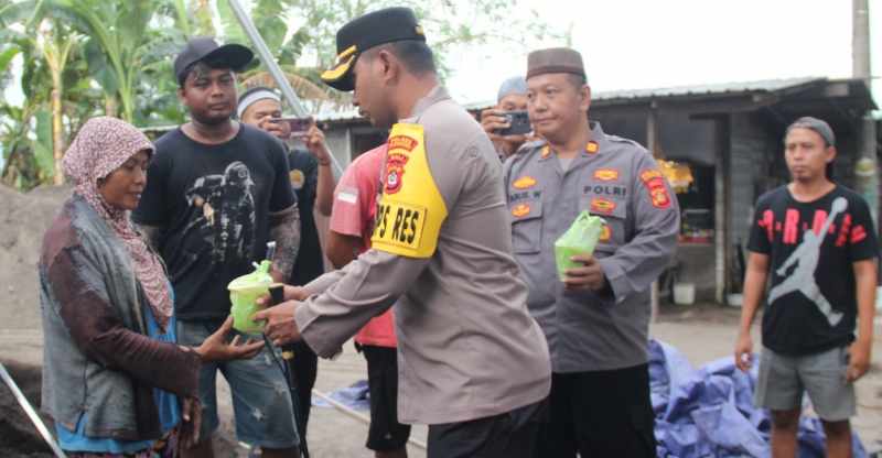 BERBAGI TAKJIL : Kapolres Klungkung AKBP Alfons W P Letsoin saat berbagi takjil. (Foto: Humas Polres Klungkung)