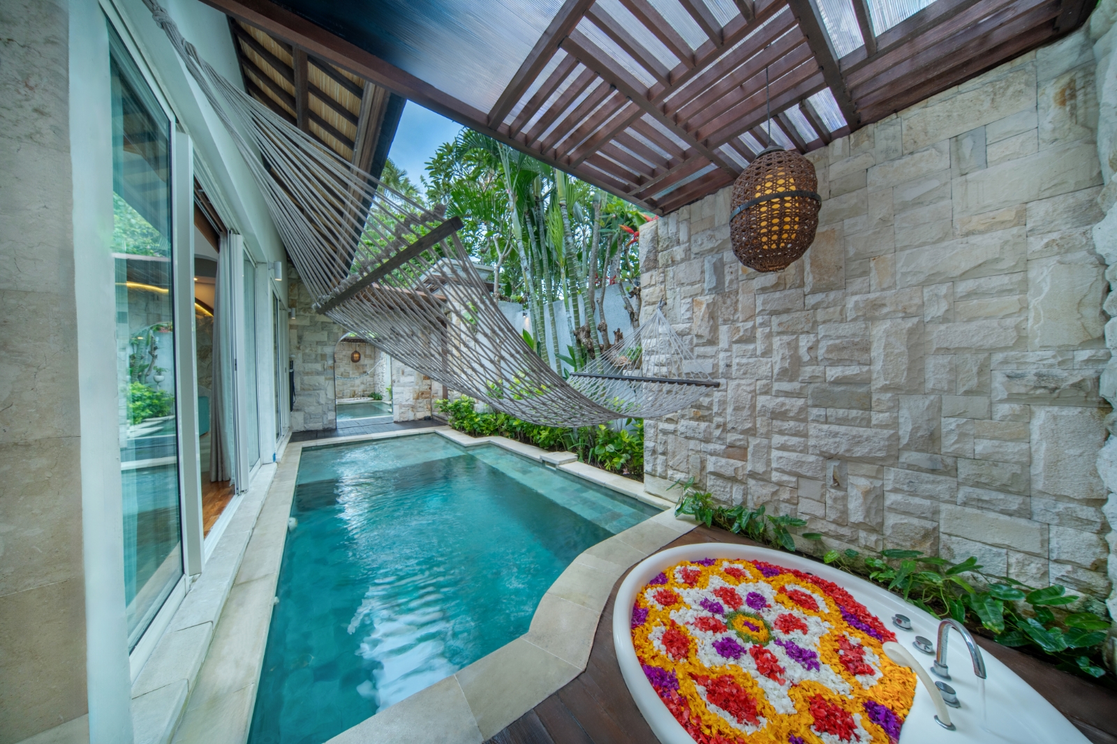 FASILITAS LENGKAP: Selain Private Pool, Aksari Villa Seminyak Memiliki Jacuzzi. (Ini Vie Hospitality for Radar Bali)