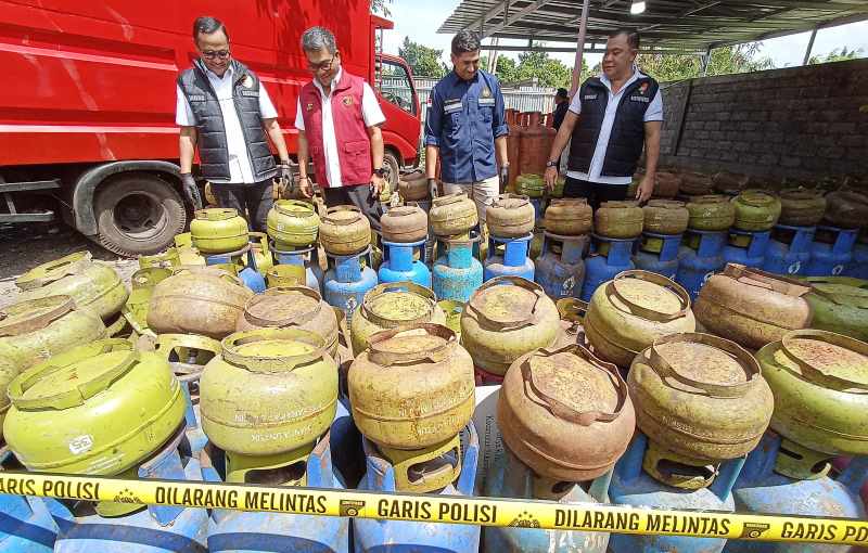 DIPASANGI GARIS POLISI : Barang bukti gas elpiji oplosan di Banjar Griya Kutri, Desa Singapadu, Kecamatan Sukawati, Gianyar. (adrian suwanto/radar bali)