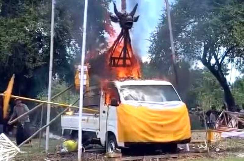 LANGSUNG VIRAL : Ritual pengabenan tokoh masyarakat Nusa Penida, Jero Mangku Gede Pasek Nengah Setar, di Nusa Penida membakar pikap dan perhiasan .(foto:istimewa)