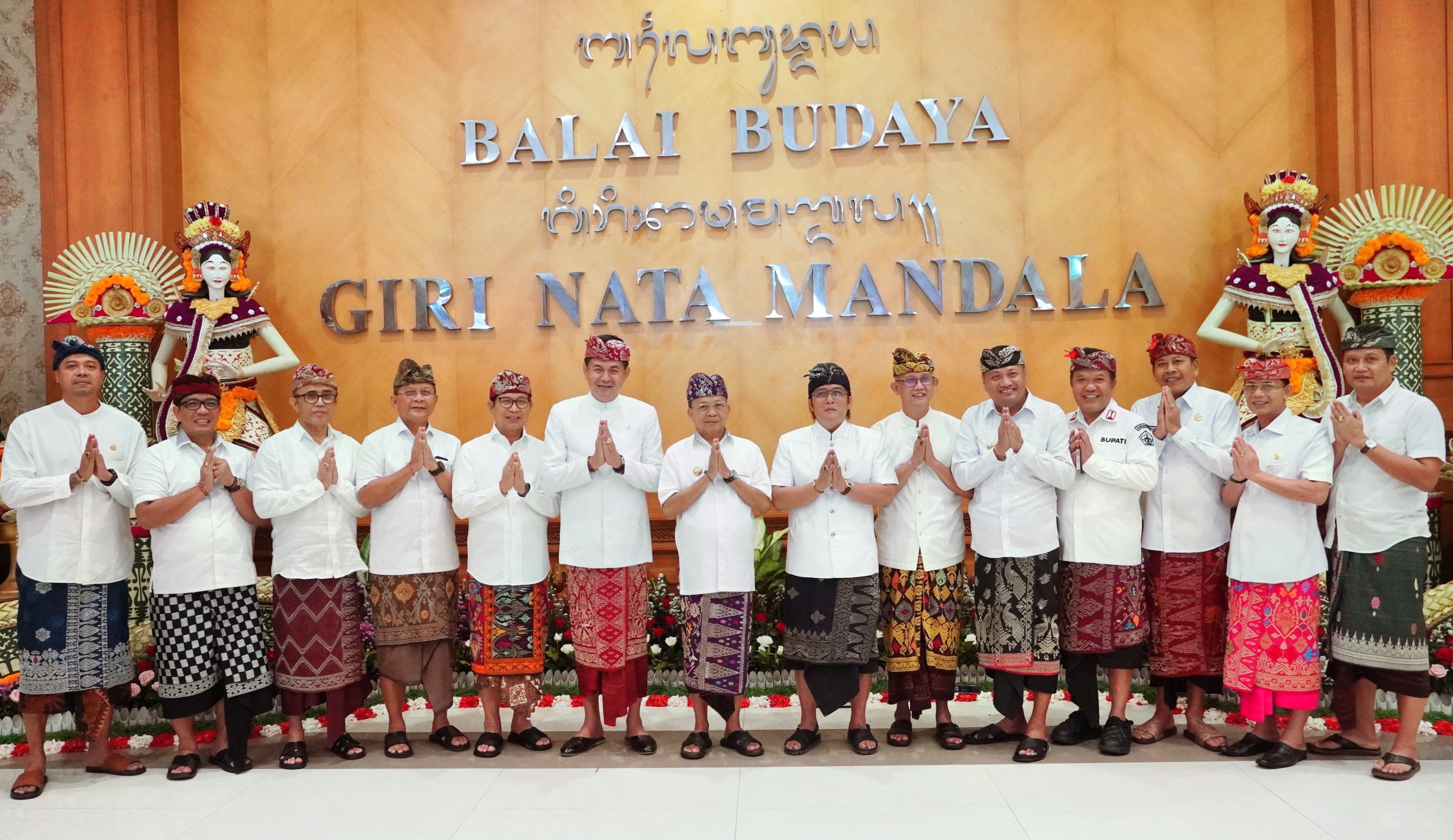 KOMPAK: Gubernur Bali Wayan Koster (tengah)dan Wagub Giri Prasta bersama para Bupati se Bali dalam Rakor pemerintahan di Puspem Badung, 12 Maret 2025.
