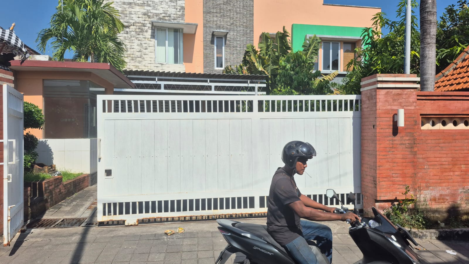 TKP: Gudang penimbunan solar milik Gung De di Jalan Ulam Kencana No. 16 Pesanggaran, Denpasar Selatan, tidak dipasang garis polisi, Rabu (12/3/2025).