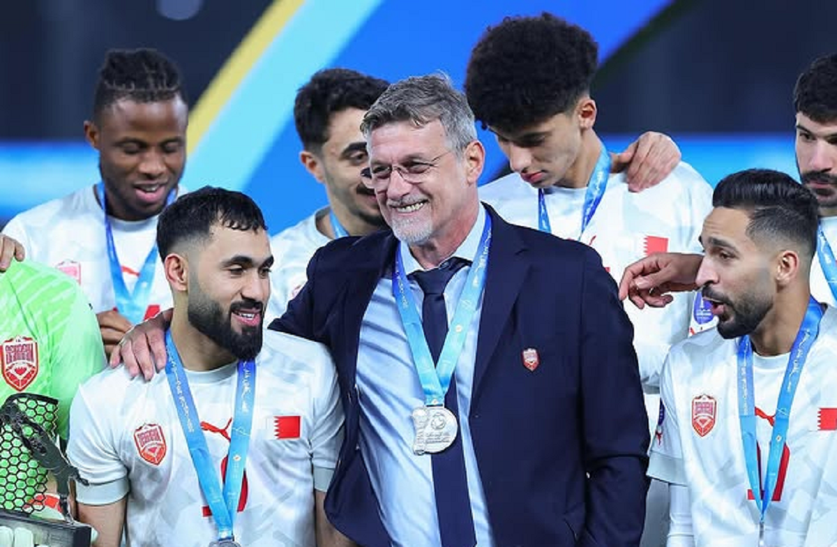 Dragan Talajic bersama anak asuhnya skuad Bahrain