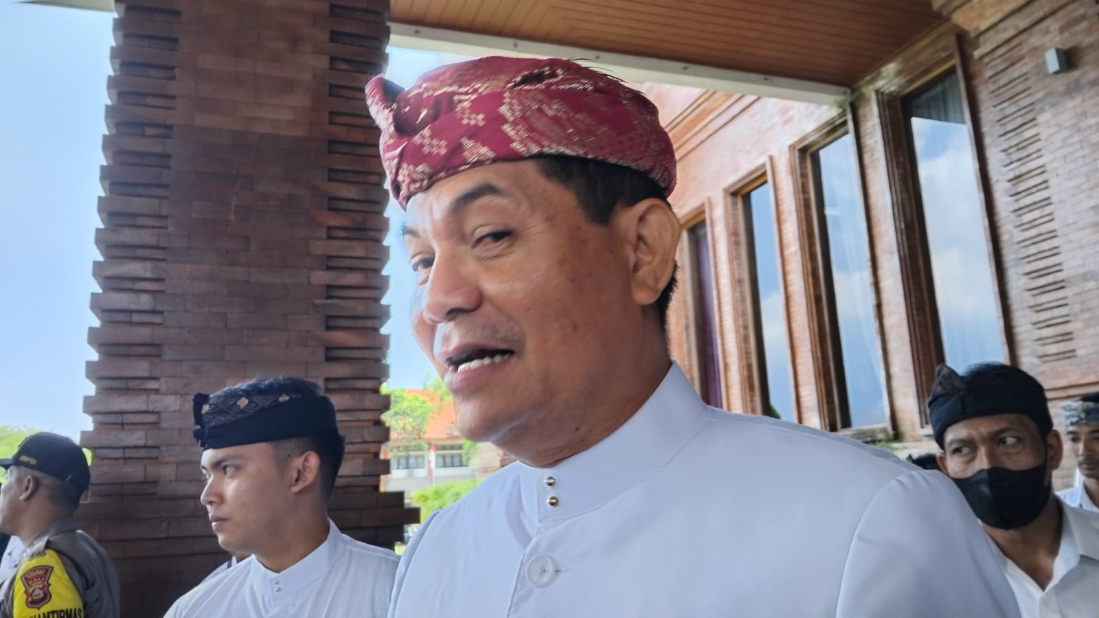 BERDALIH BUTUH: Ketua DPRD Bali Dewa Made Mahayadnya atau yang akrab disapa Dewa Jack saat  di Pusat Pemerintah (Puspem) Badung, Rabu (12/3/2025).