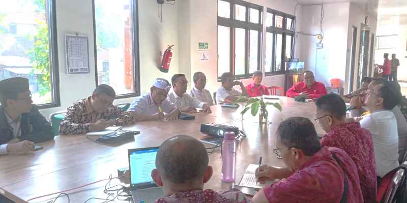 RAPAT FKUB TABANAN : Suasana rapat bersama FKUB Tabanan dengan ketua majelis agama dan tokoh keagaman, Kesbangpol, Polres Tabanan dan Kodim 1619/Tabanan. (juliadi/radar bali)
