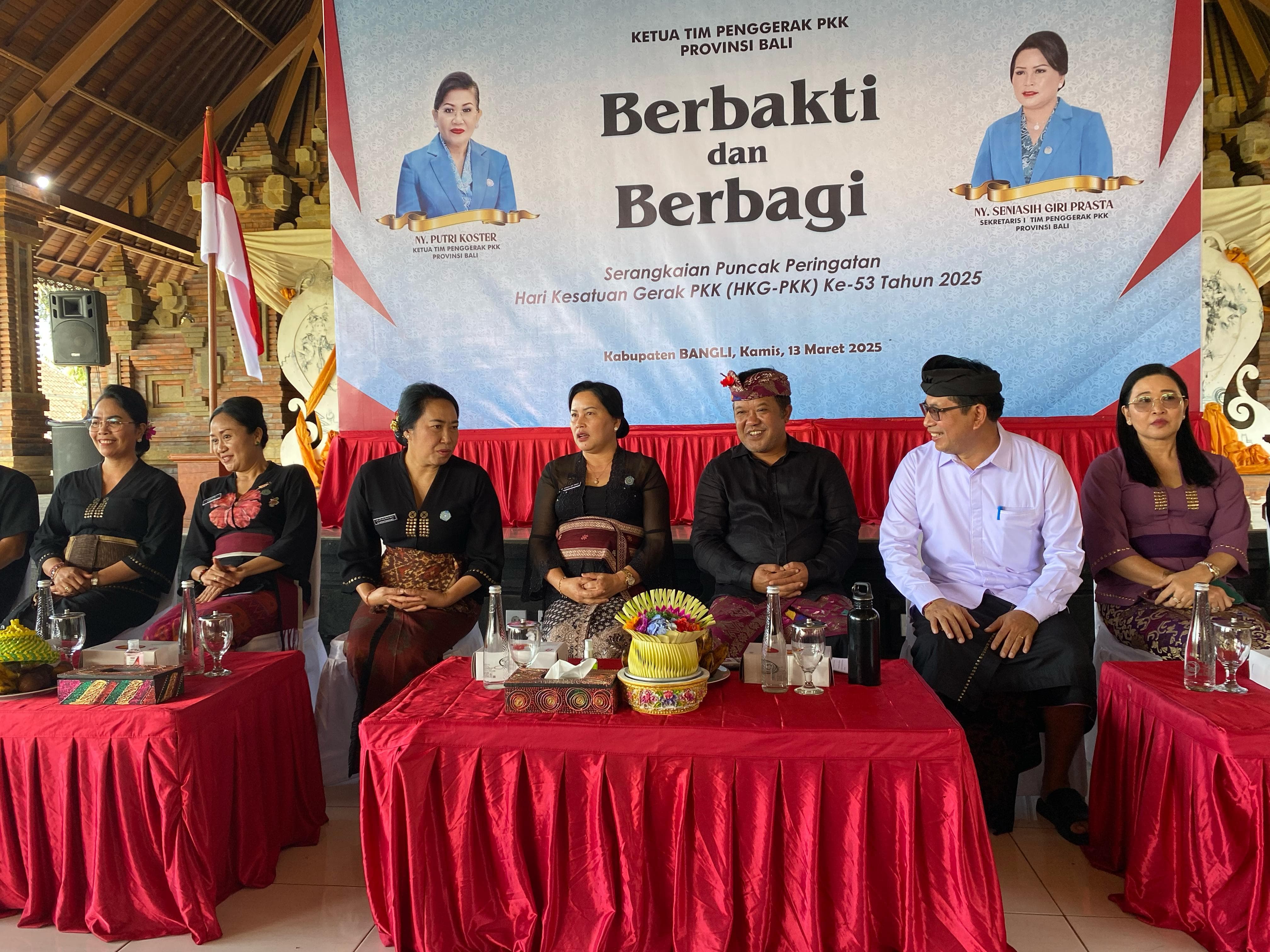 SOSIAL: Bupati Sang Nyoman Sedana Arta bersama Ketua TP PKK Kabupaten Bangli Ny. Sariasih Sedana Arta mendampingi Sekretaris TP PKK Provinsi Bali Ny. Seniasih Giri Prasta. (Humas Kominfo Bangli)