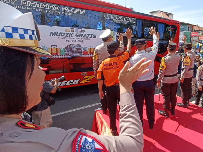 MUDIK AMAN: Pelepasan mudik tahun lalu di terminal Mengwi oleh kepolisian dan Dishub