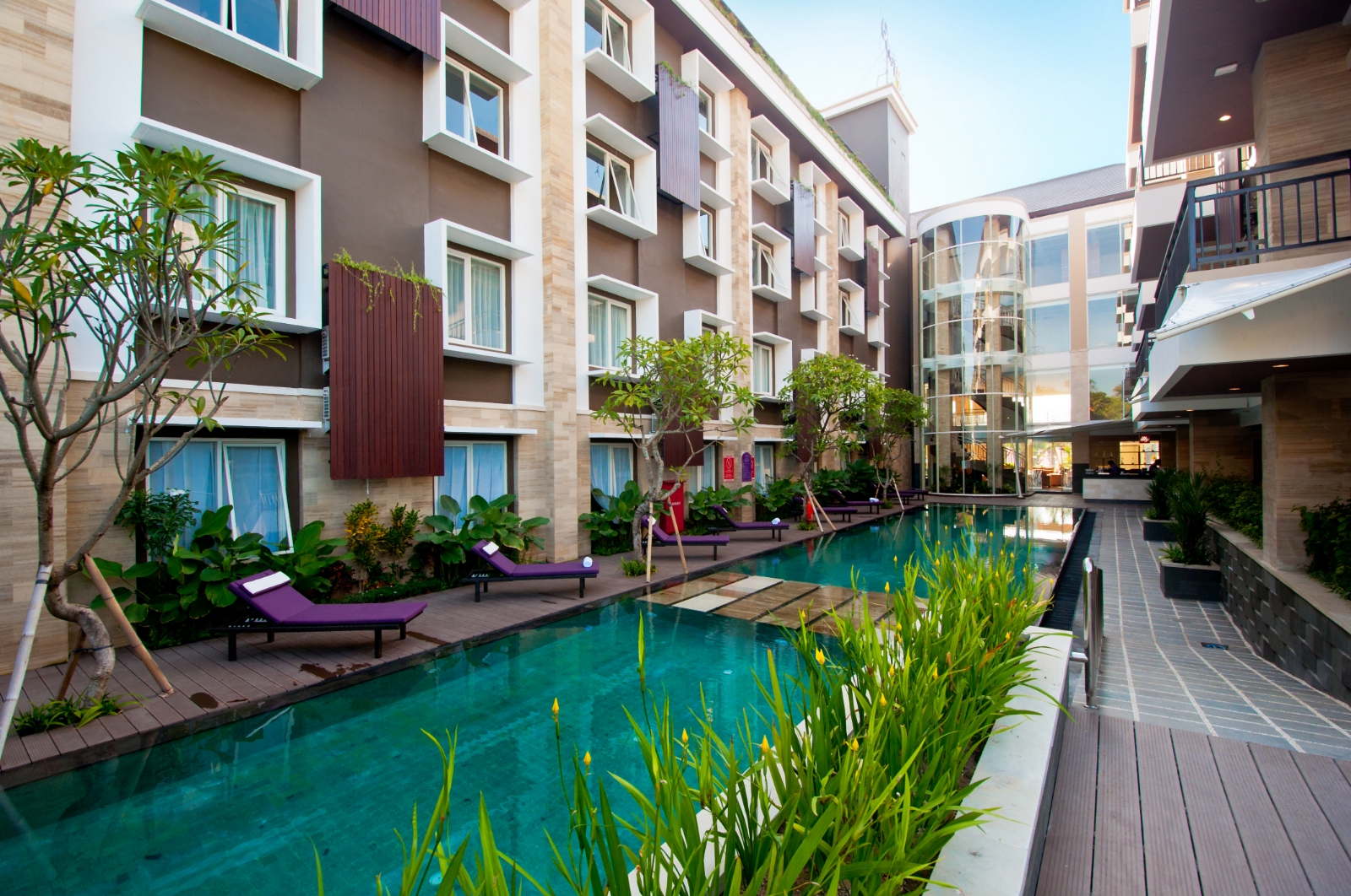 NYAMAN: Areal kolam renang Quest San Hotel Denpasar. (Quest San Hotel Denpasar for Radar Bali)
