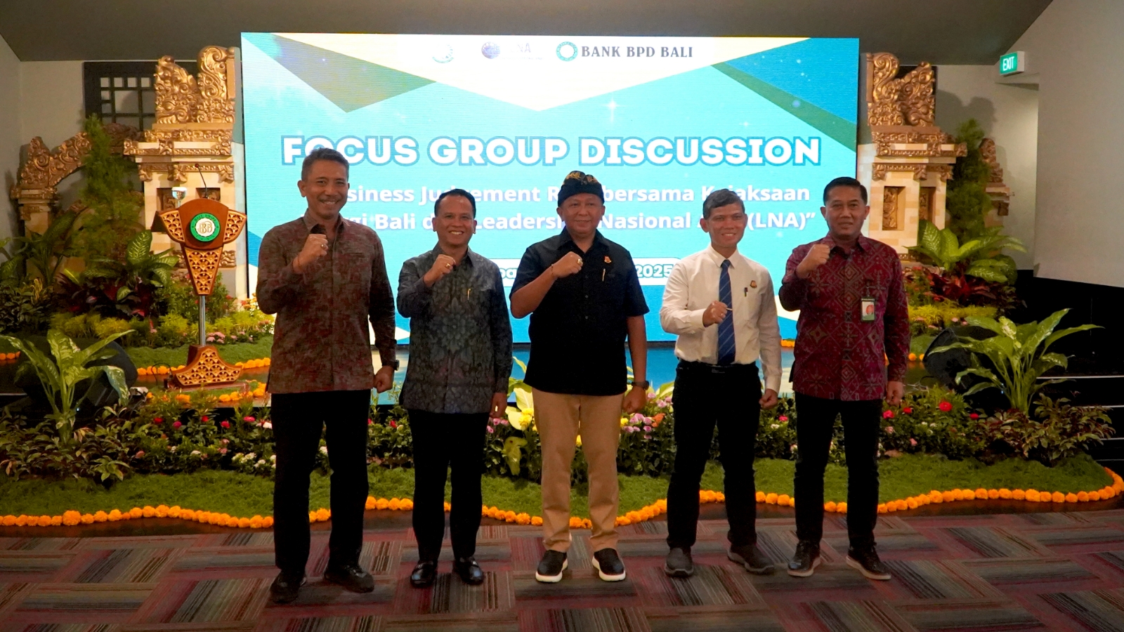 SINERGI: Dirut Bank BPD Bali I Nyoman Sudharma (dua dari kiri) dan Kajati Bali Ketut Sumedana (tengah) saat FGD (12/3/2025). (Bank BPD Bali for Radar Bali)