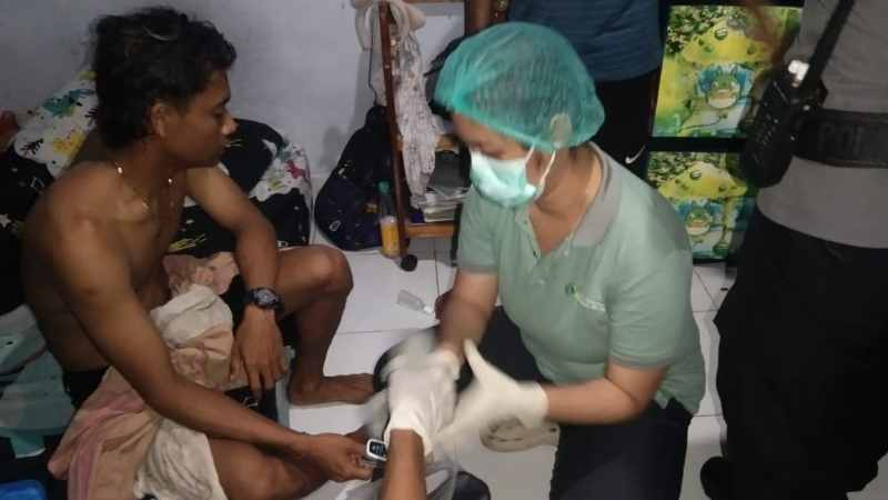 MASIH TERSELAMATKAN : Pria berinisial IGNA ini akhirnya terselamatkan dari ganasnya ombak laut Dusun Belatung, Dawan,Klungkung. (Foto: Klungkung Tangguh Bencana )