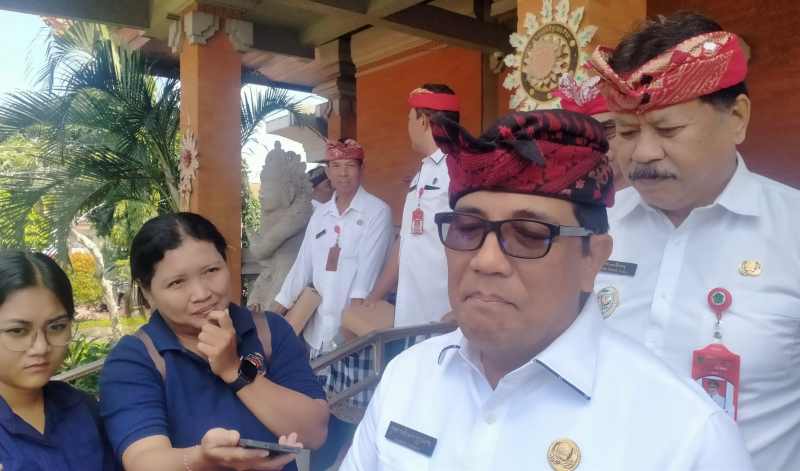 TAGIH JANJI GUBERNUR : Bupati Tabanan I Komang Gede Sanjaya.(foto: juliadi/radar bali)