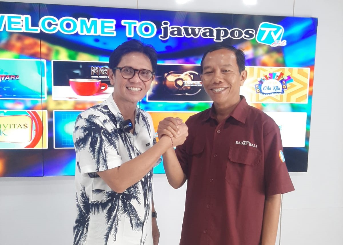 Living legend drummer Indonesia, Gilang Ramadhan,  Ketua LMK Berbasis Musik Tradisi Nusantara Hak Terkait Produser bersama M. Ridwan,  Pemred Jawa Pos TV Bali saat di studio, Jumat 14 Maret 2025.
