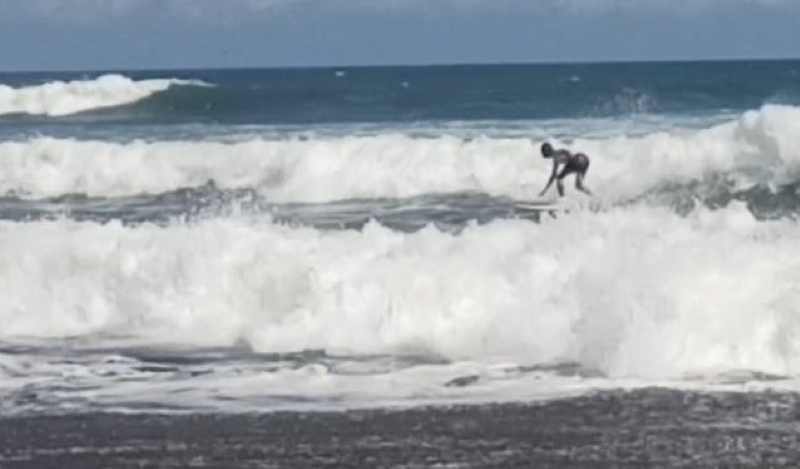 ASYIK BERMAIN SELANCAR : Pelancong bermain sufing di Pantai Kedungu, Desa Belalang, Kediri, Tabanan. (juliadi/radar bali)