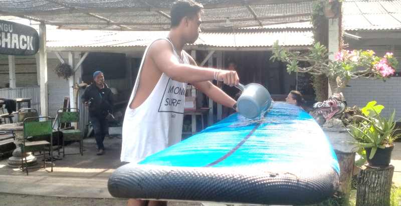 JASA PERSEWAAN PAPAN : Usaha jasa sewa papan surfing di Pantai Kedungu, Desa Belalang, Kediri, Tabanan. (juliadi/radar bali)