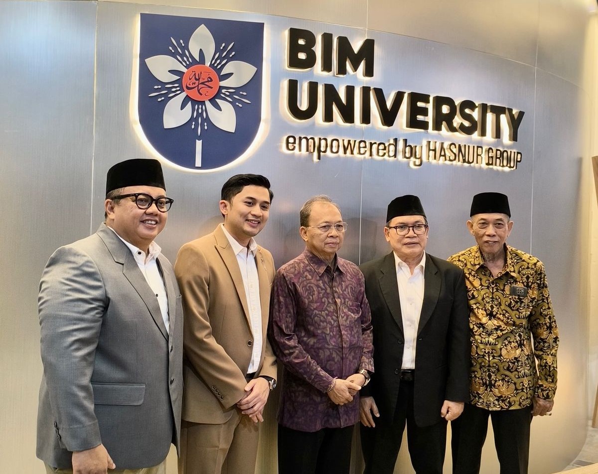 Gubernur Koster (tengah) dan pejabat BIM Univbersity disela Bukber MUI Bali di kampus setempat, 15 Maret 2025.
