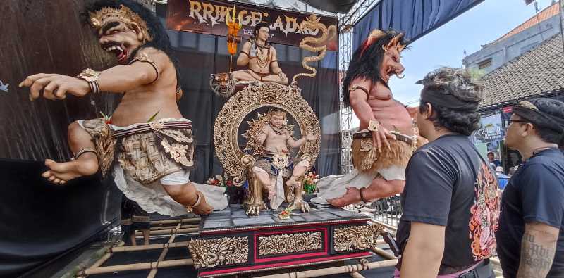 SEMARAK : Penilaian lomba ogoh-ogoh di Banjar Geladag Densel. (foto Adrian suwanto/radar bali)