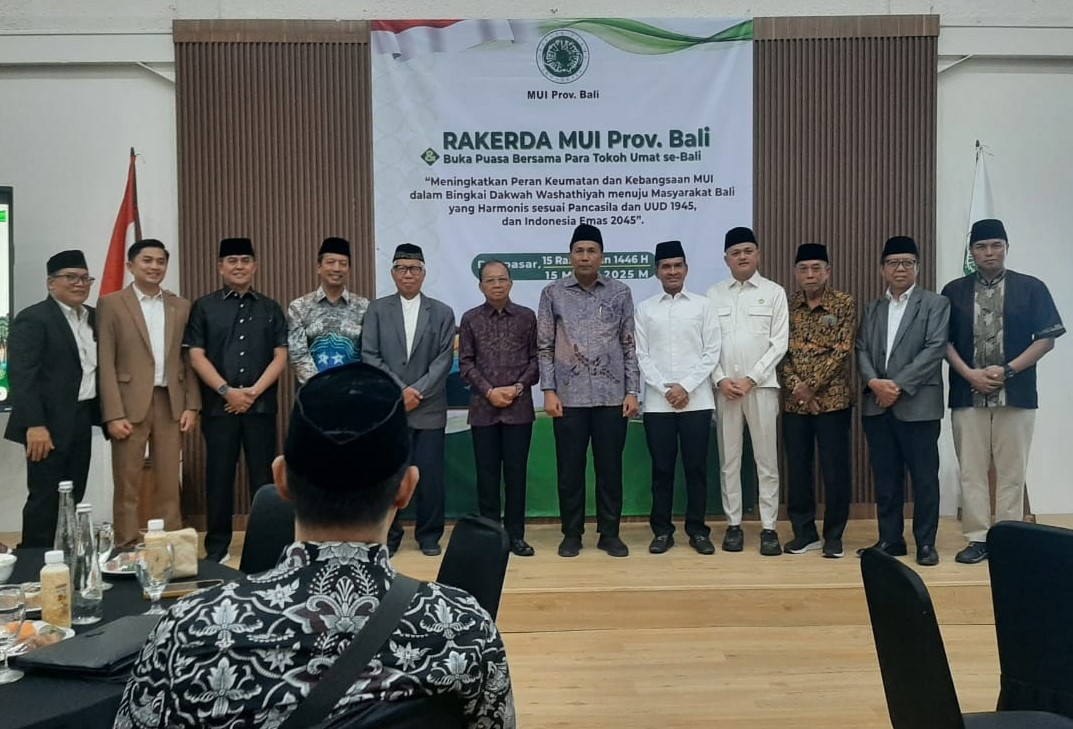 ISTIMEWA: Gubernur Bali Wayan Koster (tengah) foto bersama sebelum meninggalkan arena Rakerda dan Bukber MUI Bali di Aula ITBM Bali, Sabtu 15 Maret 2025.