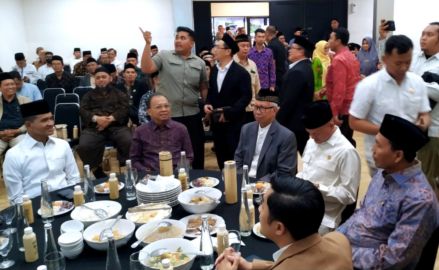 Gubernur Bali Wayan Koster (tengah), Pangdam IX Udayana Mayjen TNI Zamroni (paling kiri) dan Ketua MUI Bali H. Mahrusun Hadiyono, duduk semeja di acara Bukber MUI Bali, Sabtu petang 15 Maret 2025.