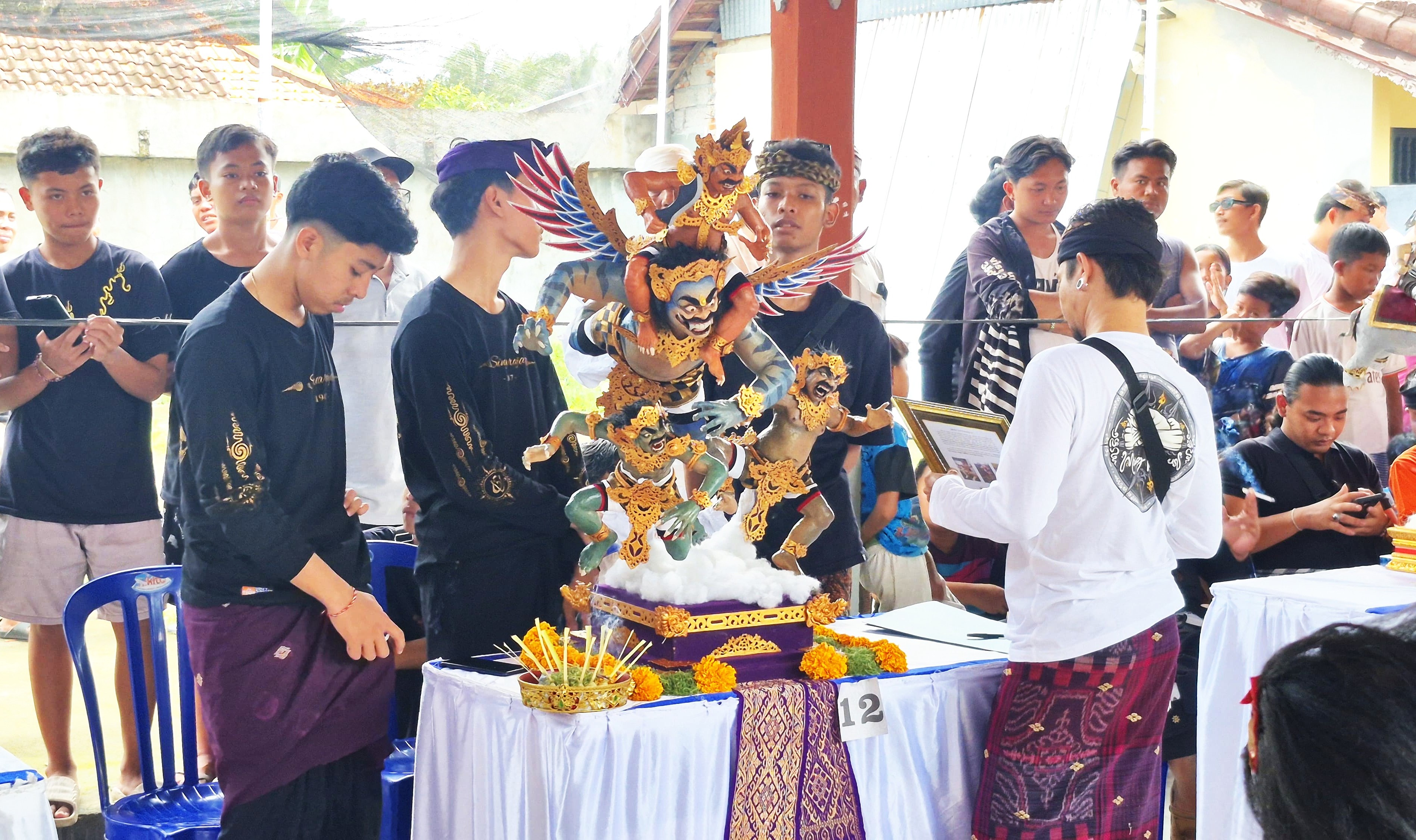 BERADU KREASI DAN IMAJINASI : Penjurian ogoh-ogoh mini  karya yang terlibat dalam lomba ogoh-ogoh mini di Desa Anturan. (istimewa)