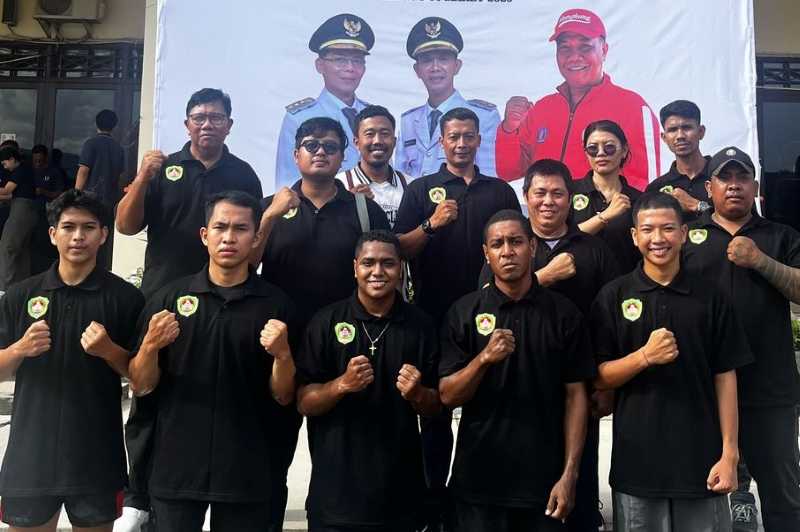 PUNYA TARGET MAKSIMAL : Para petinju Klungkung dan jajaran pengurus Pertina. (Foto: Pertina Klungkung)