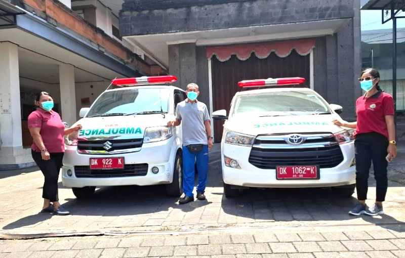 SIAGA SETIAP SAAT : Mobil ambulans dan petugas siap membantu masyarakat yang membutuhkan bantuan medis.  PSC Gianyar Siap Layani Kedaruratan.(foto:Kominfo Gianyar)