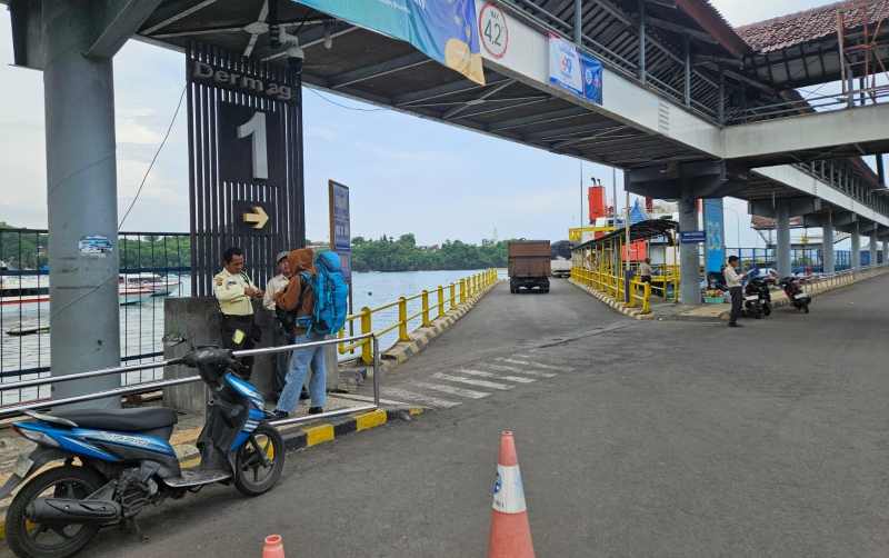 MASIH LENGANG : Suasana Pelabuhan Padangbai, terpantau masih normal. Belum ada lonjakan penumpang dari pemudik menuju Pelabuhan Lembar. (zulfika Rahman/RadarBali)