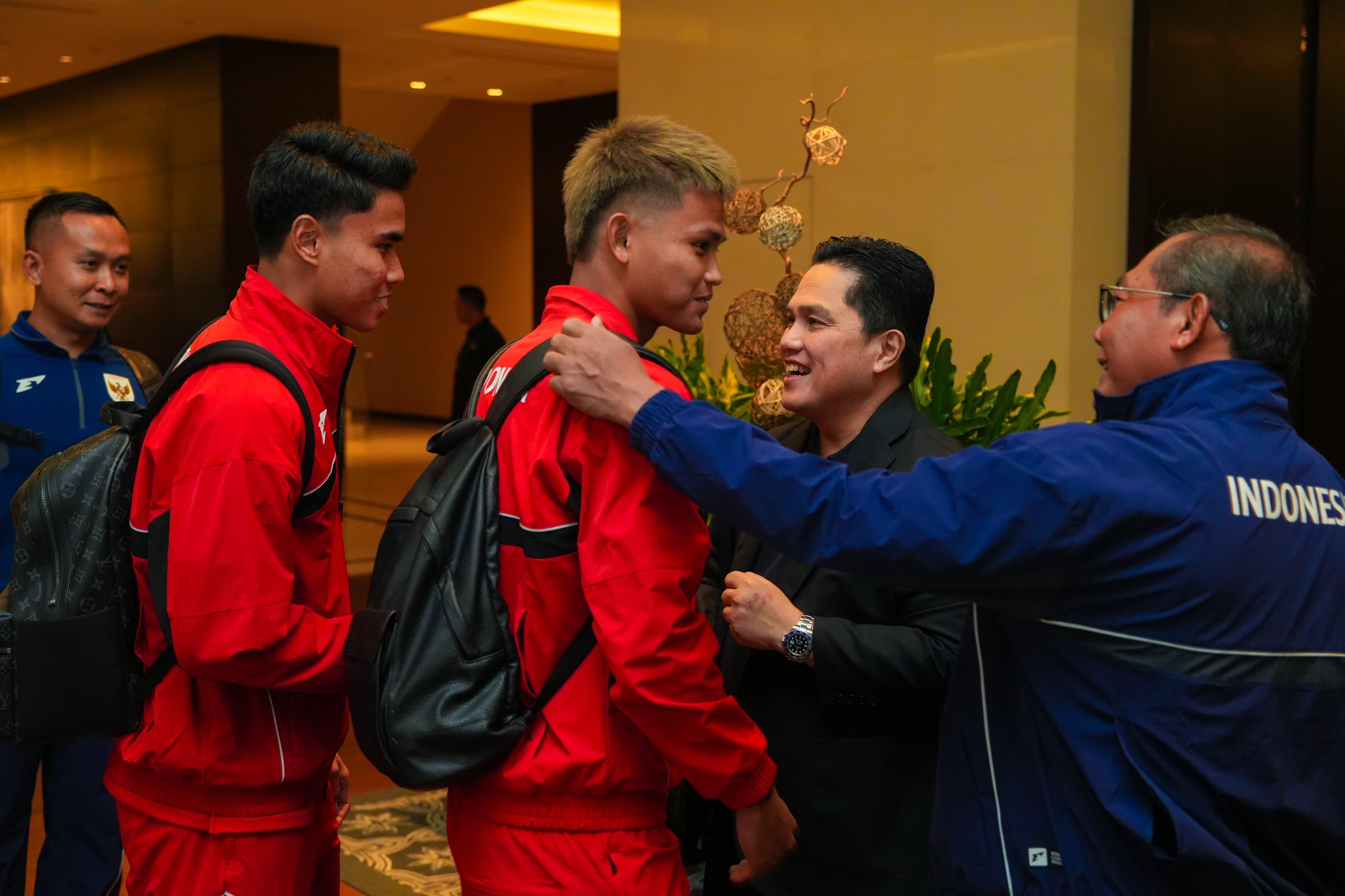 BAWA TARGET: Ketua Umum PSSI Erick Thohir melepas para pemain Timnas menuju Sidney Australia