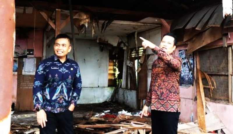 CEK ASET MANGKRAK : Bupati Jembrana I Made Kembang Hartawan dan Wakil Bupati Jembrana I Gede  Ngurah Patriana Krisna  mengecek  aset terbengkalai  untuk UMKM. (foto:humas pemkab jembrana)