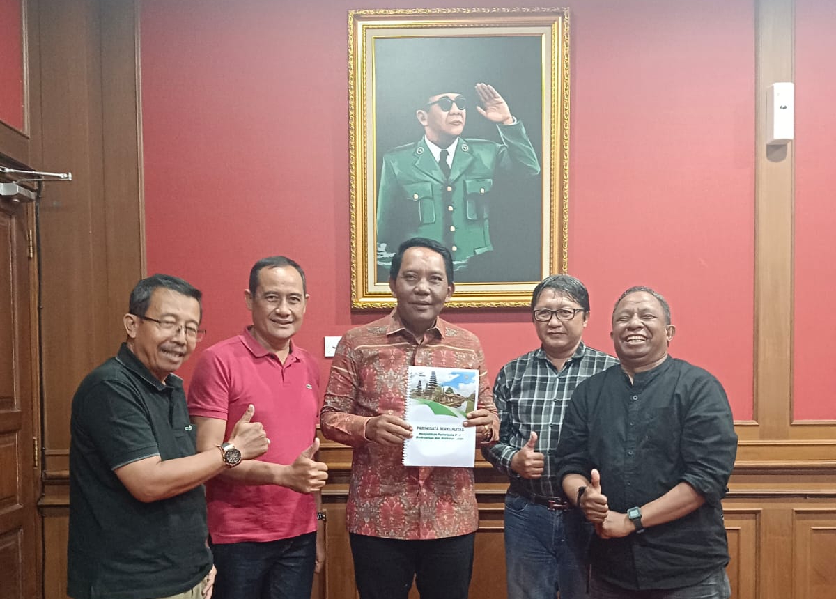 SUPPORT PENUH: Ketua DPRD Kabupaten Badung I Gusti Anom Gumanti (tengah) saat menerima audiensi pengurus SMSI Badung, Senin (17/3/2025).