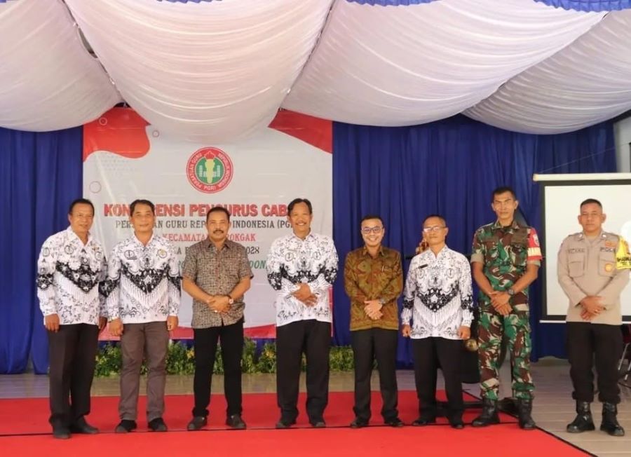 HARUS JADI TELADAN: Ketua DPRD Kabupaten Buleleng, Ketut Ngurah diapit Ketua PGRI Buleleng , Eka Wilantara (Kanan),  dan sebelah kirinya I Ketut Wijana /Ketua PGRI Kecamatan Gerokgak demisioner
