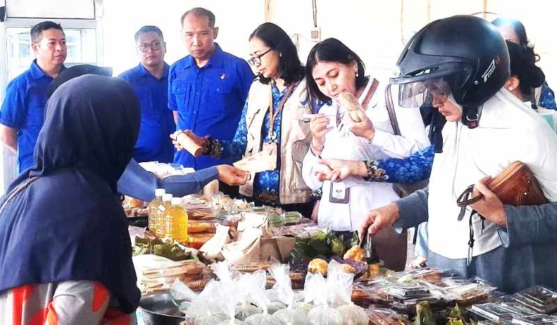 AMBIL SAMPEL : BBPOM Denpasar yang melakukan sidak makanan berbuka puasa (takjil) di Pasar Ramadan Banjar Dinas Tunggal Sari, Desa Dauh Peken, Tabanan. (juliadi/radar bali)