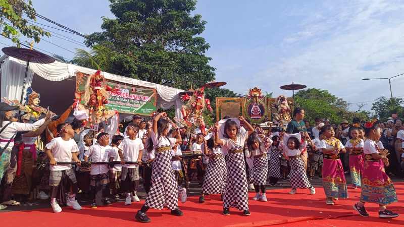 GEMBIRA BERSAMA OGOH-OGOH: Anak-anak usia PAUD antusias  mengikuti  pawai ogoh-ogoh di areal Kantor Bupati Jembrana. (foto: m .basir)