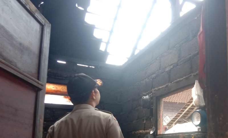 ATAPNYA BERHAMBURAN : Kondisi rumah warga Mendoyo, Jembrana, yang rusak karena hujan disertai angin kencang. (foto : BPBD Jembrana)