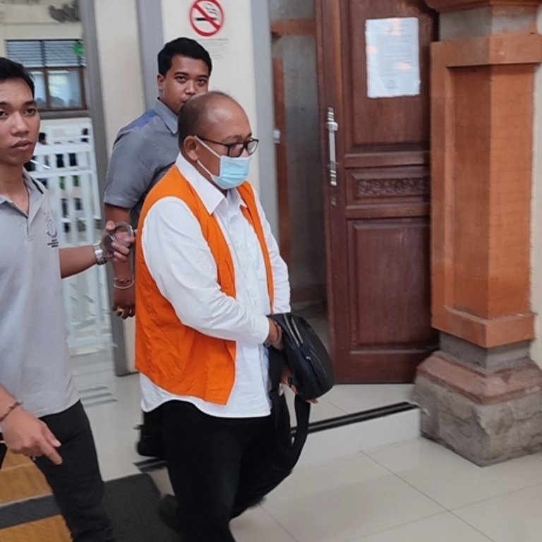 HARUS BERTANGGUNGJAWAB: Ida Bagus Toni Astawa atau Gus Toni menjalani sidang lanjutan tindak pidana Perbankkan di PN Denpasar, Kamis (13/3/2025)