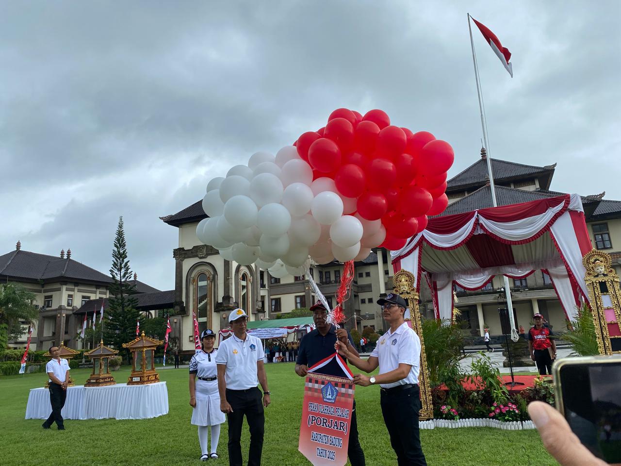 ANTAR PELAJAR: Pekan Olahraga Pelajar (Porjar) Kabupaten Badung tahun 2025 resmi dibuka di Lapangan Mangupraja Mandala, Pusat Pemerintahan (Puspem) Badung, Rabu (19/3/2025).