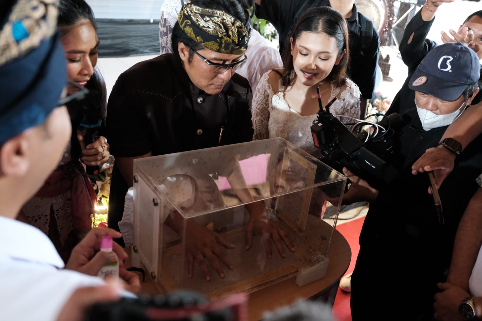 SUPORT: Wagub Giri Prasta saat menghadiri program "Bebas Nyamuk, Keluarga Sehat dan Bebas DBD" gelaran Enesis Group di Denpasar (20/3/2205). (Novi Febriani/Radar Bali)