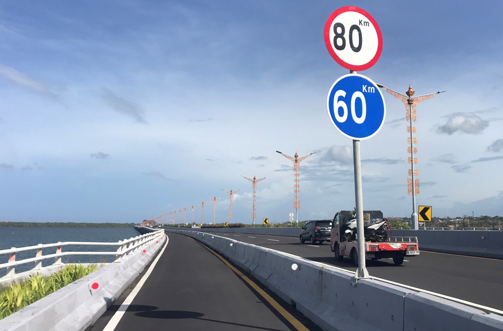 JALAN TOL: Kendaraan saat melintas di Jalan Tol Bali Mandara, Kamis 20 Maret 2025.