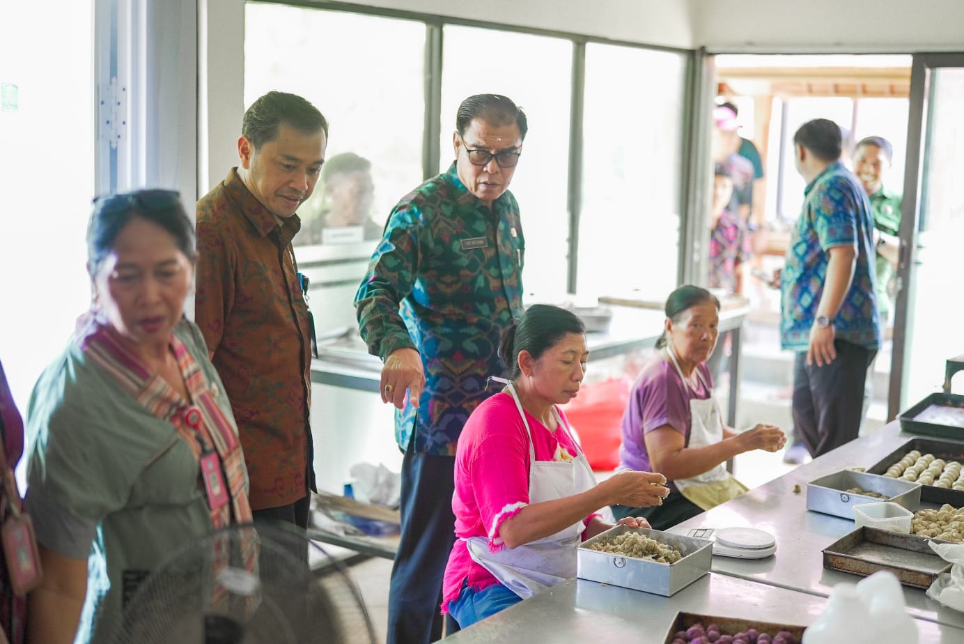 PEMBINAAN: Kepala Dinas Koperasi UKMP Kabupaten Badung I Made Widiana (3 dari kanan) saat mengunjungi Sentra IKM Amerta Jaya Sading (11/3/2025).