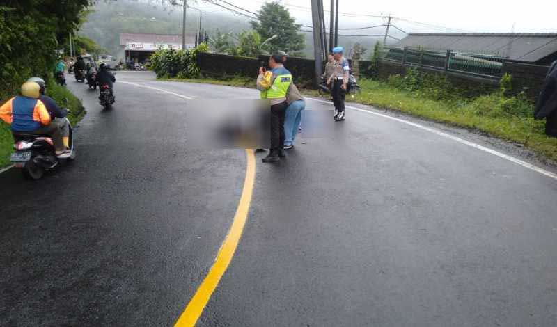 NAHAS DI JALAN : Aparat Polsek Baturiti mengatur arus kendaraan seusai kecelakaan  di Jalan Umum Nasional Jurusan Denpasar-Singaraja kilometer 46,2. (Foto Humas Polres Tabanan untuk Radar Bali)