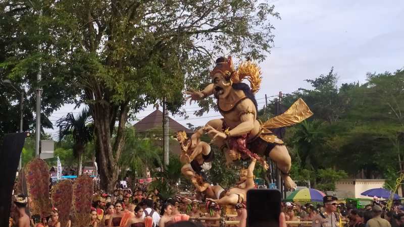 DIPAMERKAN : Salah satu Ogoh Ogoh peserta lomba tingkat kabupaten saat parade .(m.basir/radar bali)
