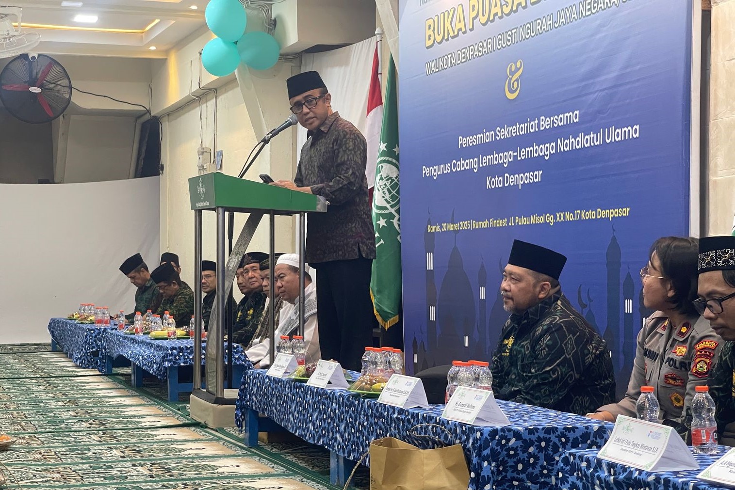 PESAN KEBHINEKAAN: Wali Kota Denpasar, IGN Jaya Negara saat menyampikan sambutan pada Buka Bersama dan peresmian Sekretariat Bersama PCNU KOta Denpasar, di jalan Pulau Misol, Kamis, 20 Maret 2025.