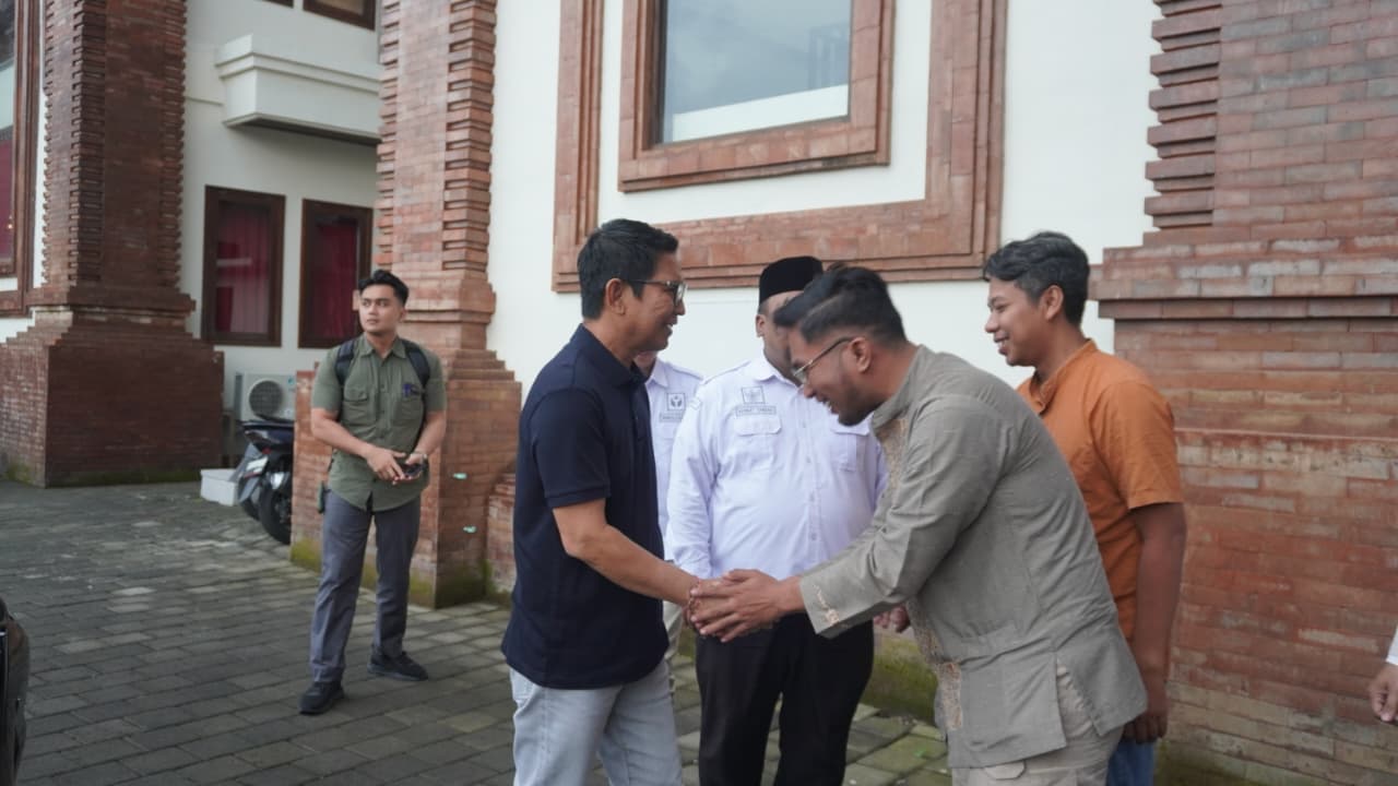 PERSAUDARAAN: Bupati Badung I Wayan Adi Arnawa saat baru tiba di Bawaslu tempat acara buka bersama PD Muhammadiyah Badung, jJumat 21 Maret 2025.