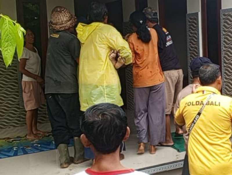 DIEVAKUASI : Jenazah Ni Nyoman Warsi saat dievakuasi setelah dicari tiga jam. (Foto: Humas Polres Klungkung)
