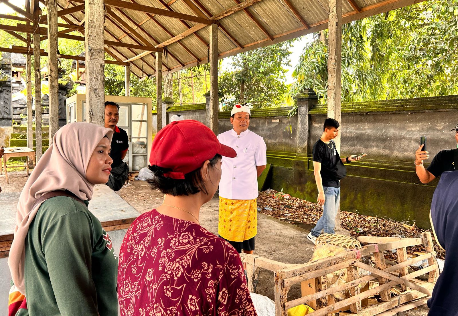LAPAK RUSAK: Wakil Bupati Karangasem, Pandu Prapanca Lagosa saat meninjau kondisi bangunan lapak pedagang yang rusak di Pasar Karangsokong